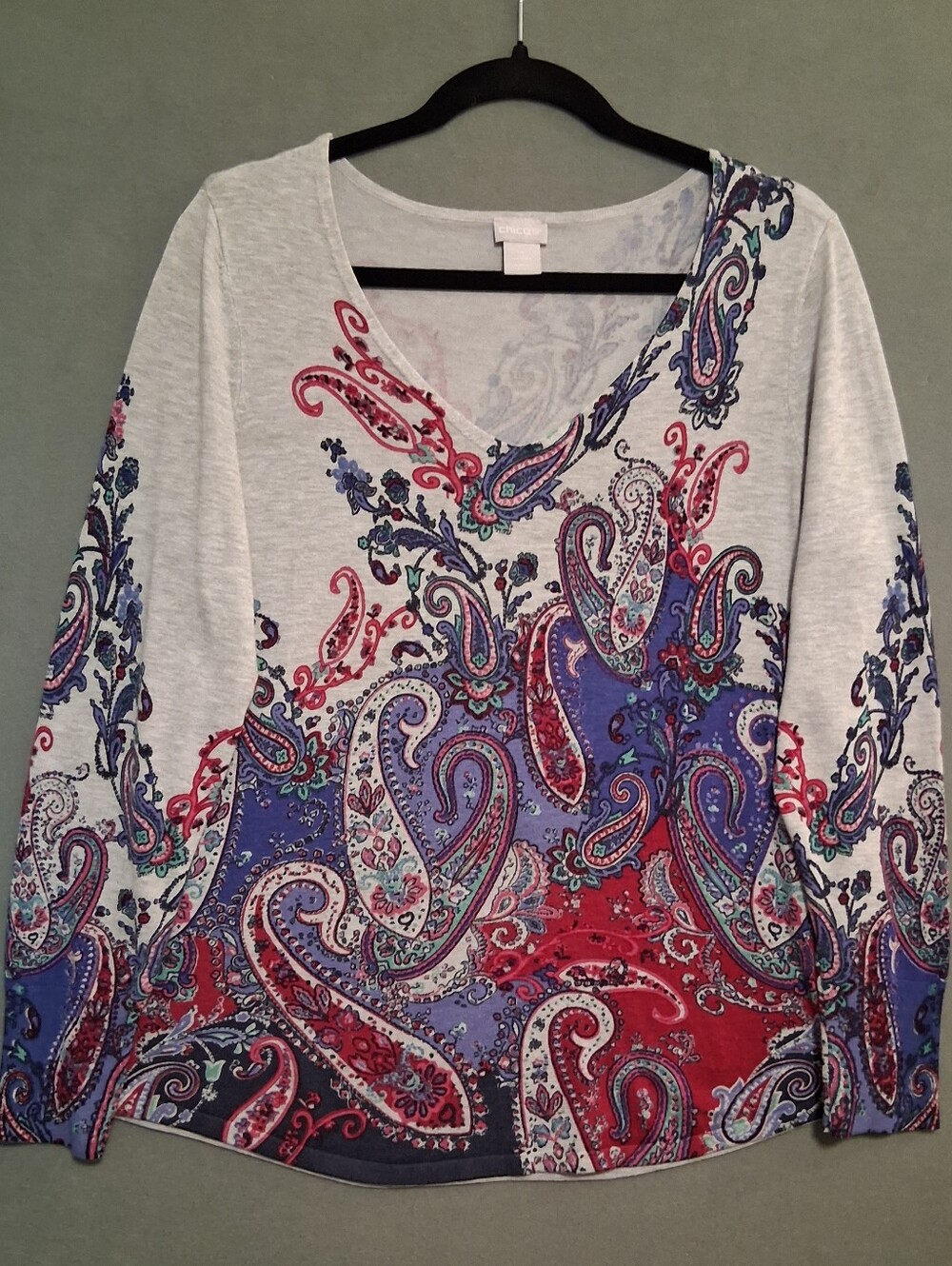 Chico's Light Gray LS Paisley V-Neck Sweater with Purple and Pink Size Medium